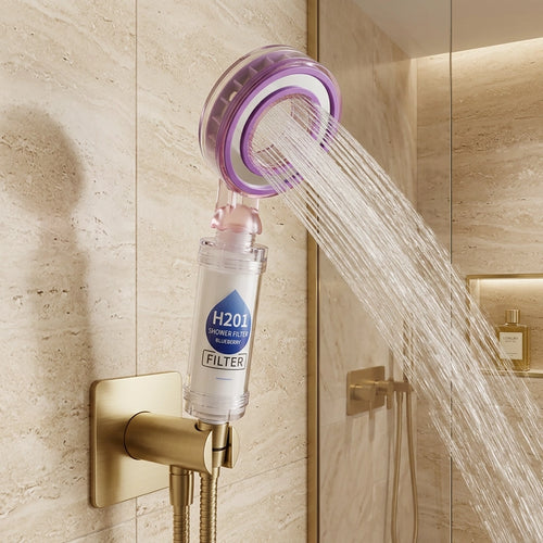 Filtre de douche parfumé installé sur un pommeau de douche